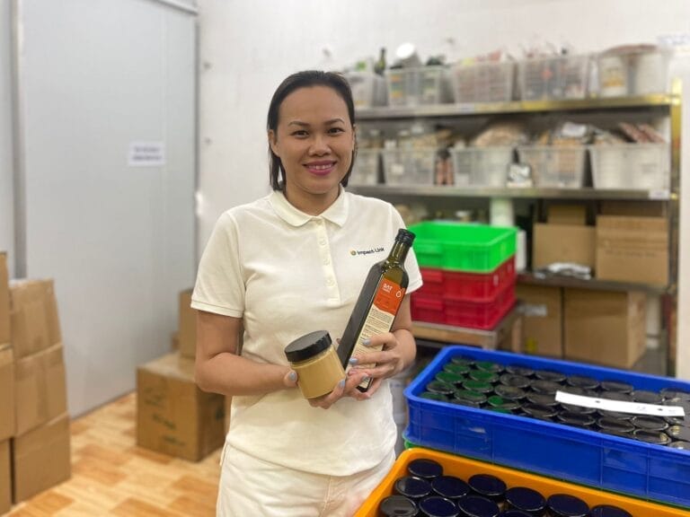 Impact Link Asia CEO Thao Lam visits Dat Food factory, a founding member of the SIB Network